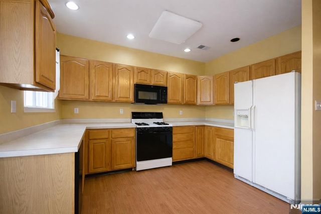 92 Perez Drive, Newark, NJ 07103