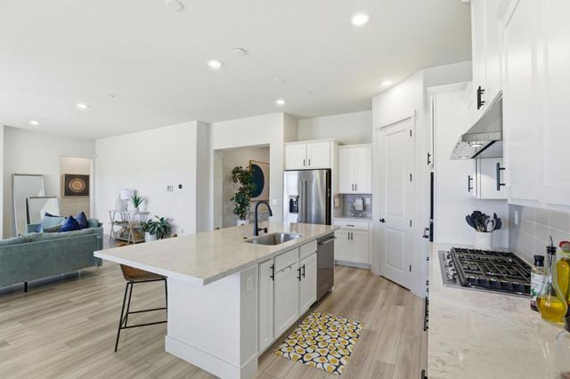 208 Luna Way, Hollister, CA 95023