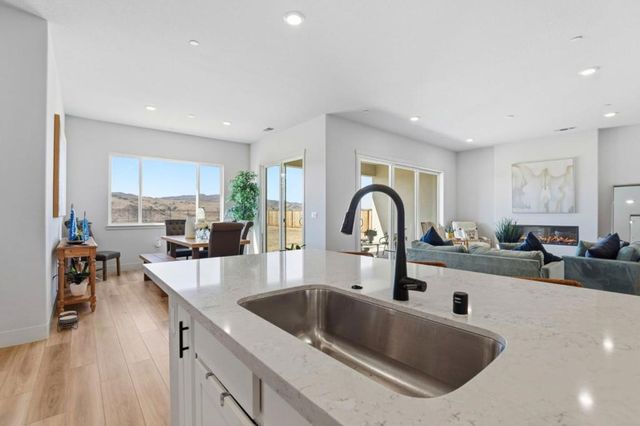 208 Luna Way, Hollister, CA 95023