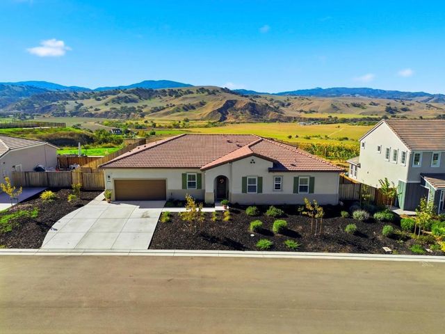 208 Luna Way, Hollister, CA 95023