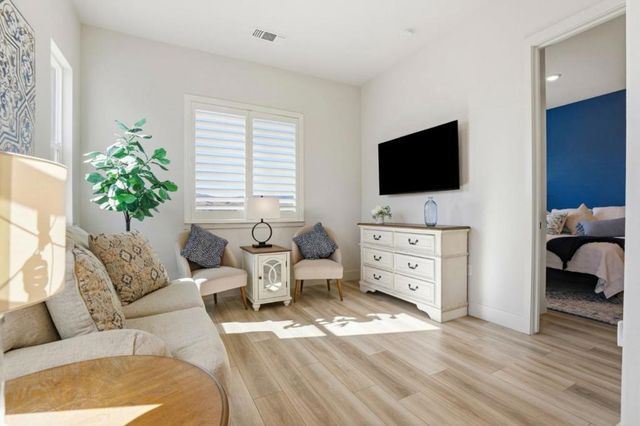 208 Luna Way, Hollister, CA 95023