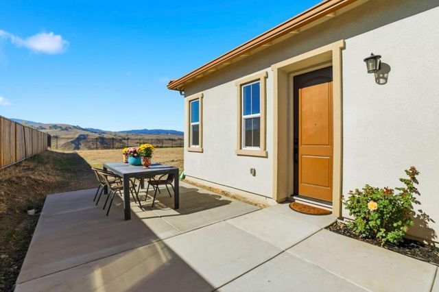 208 Luna Way, Hollister, CA 95023