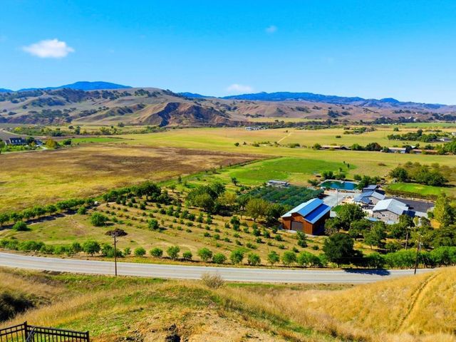 208 Luna Way, Hollister, CA 95023