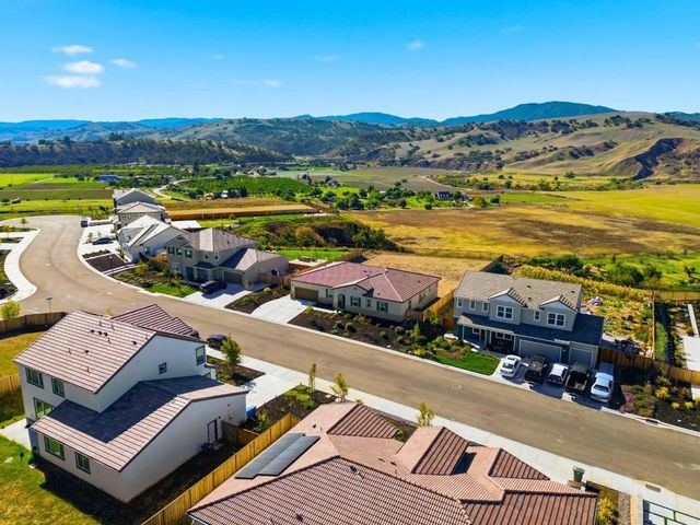 208 Luna Way, Hollister, CA 95023