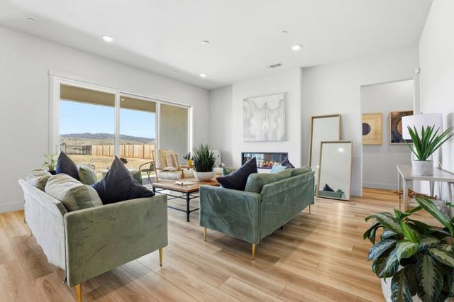 208 Luna Way, Hollister, CA 95023