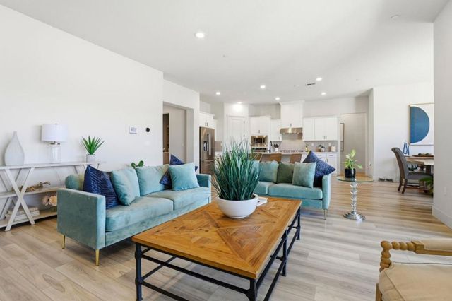 208 Luna Way, Hollister, CA 95023