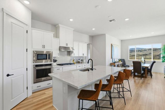 208 Luna Way, Hollister, CA 95023