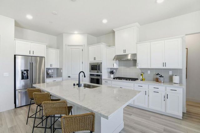 208 Luna Way, Hollister, CA 95023