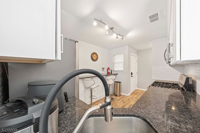 2706 Lighthouse Ln, Sayreville Boro, NJ 08859