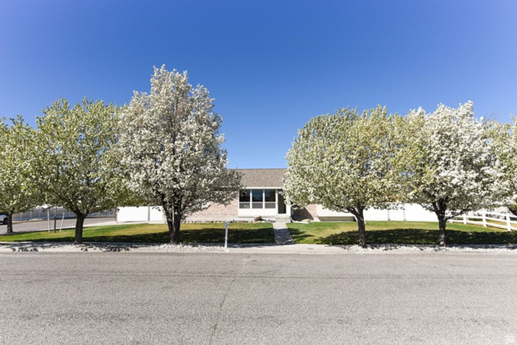 Image 2 of property listing at 69 N MEADOWLARK CIR, Grantsville, UT 84029