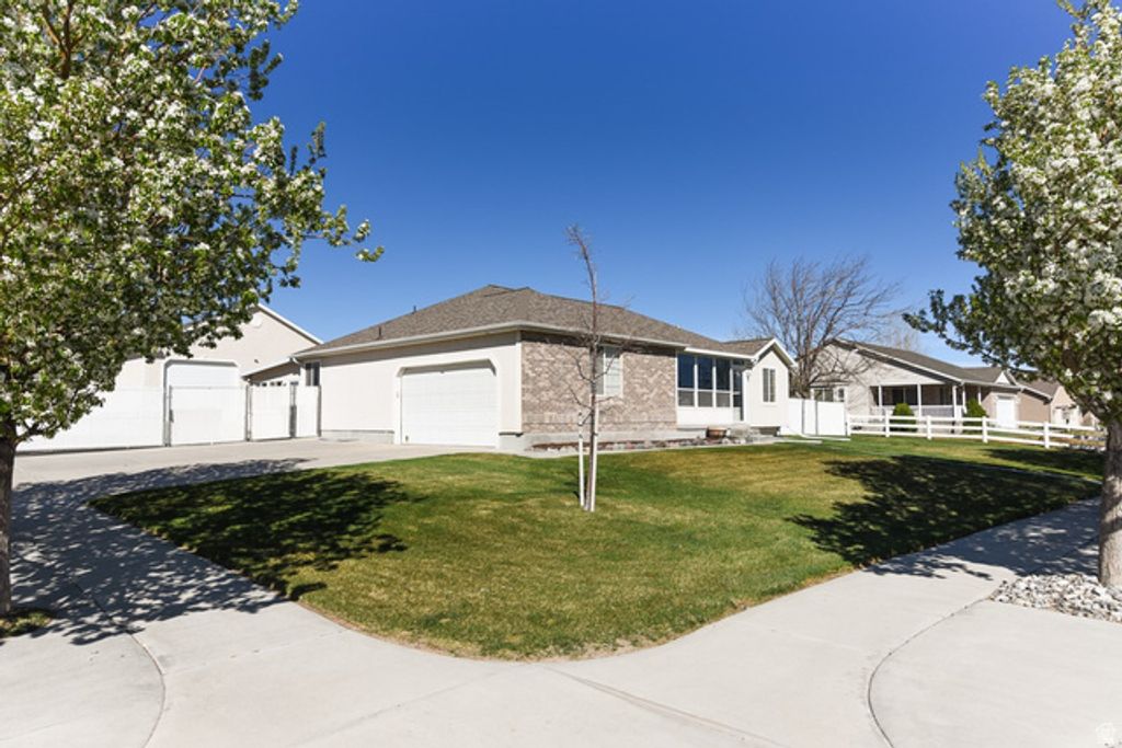 Image 4 of property listing at 69 N MEADOWLARK CIR, Grantsville, UT 84029