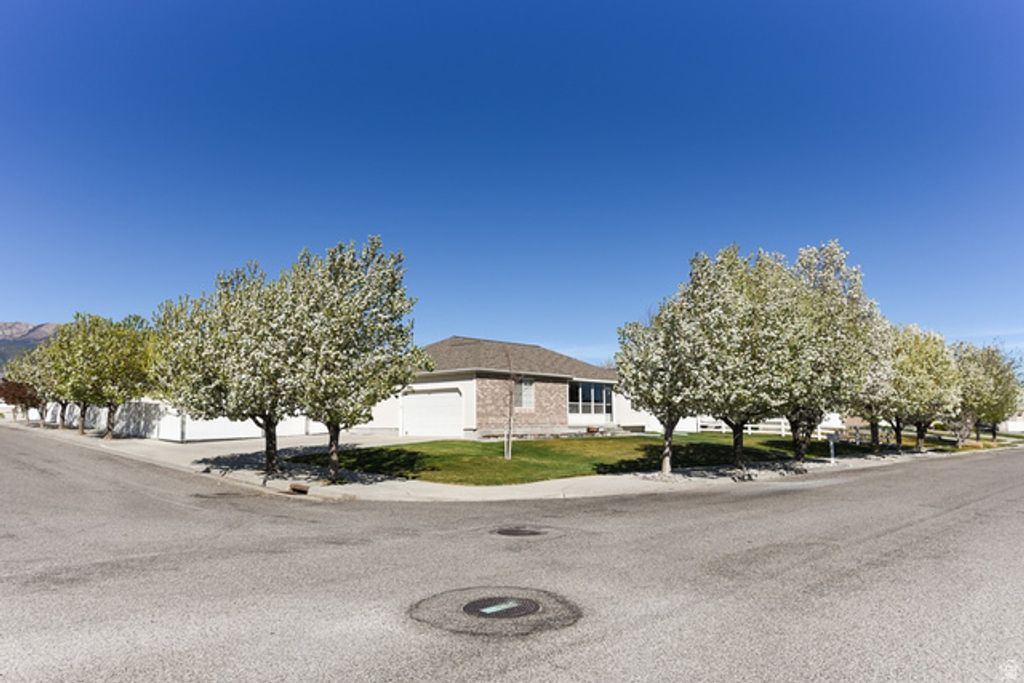 Image 5 of property listing at 69 N MEADOWLARK CIR, Grantsville, UT 84029
