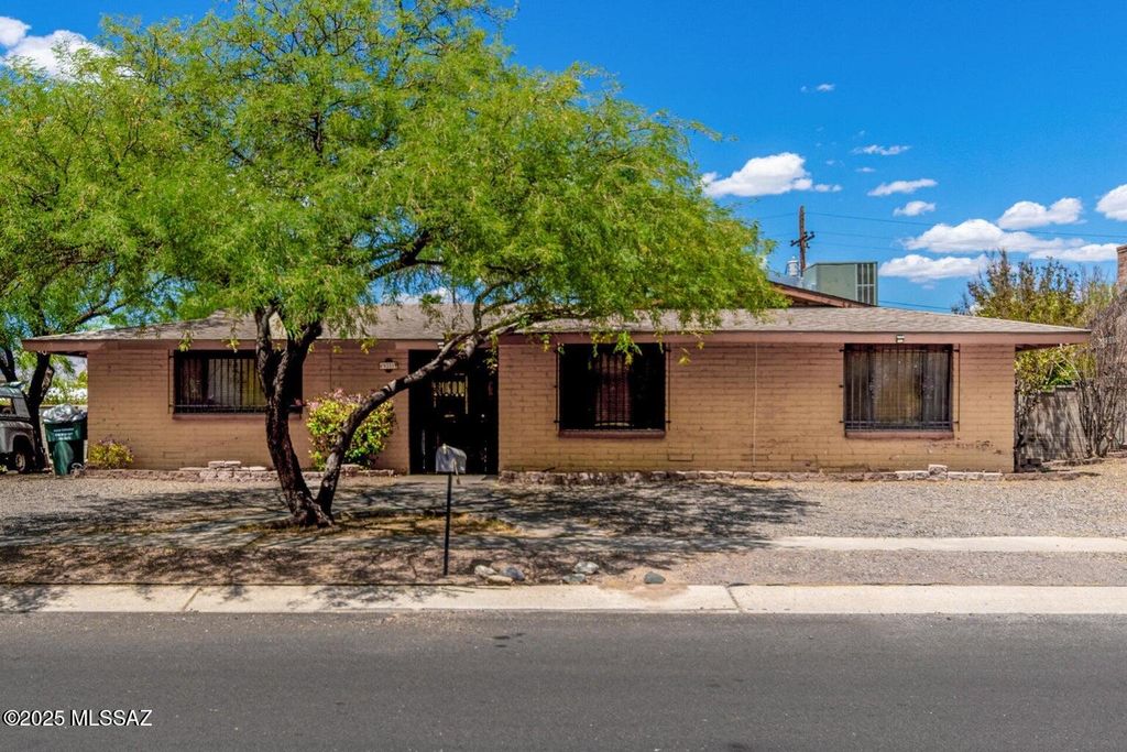 9331 E Magdalena Road, Tucson, AZ 85710