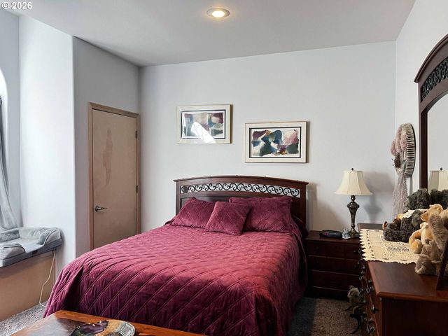 3330 31ST St, Florence, OR 97439