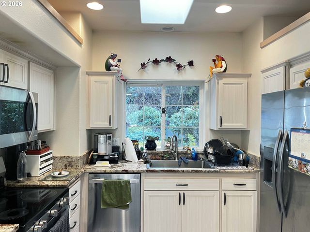 3330 31ST St, Florence, OR 97439