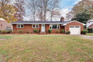 12 Boxwood LN, Newport News, VA 23602
