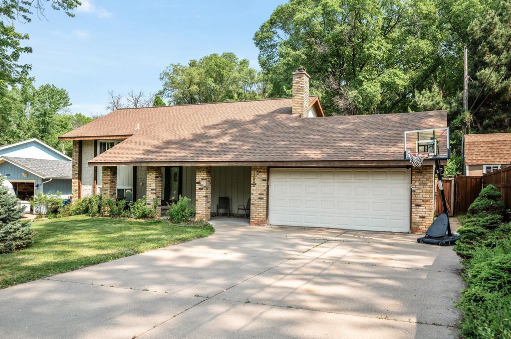 1653 Briardale Road NE, Fridley, MN 55432