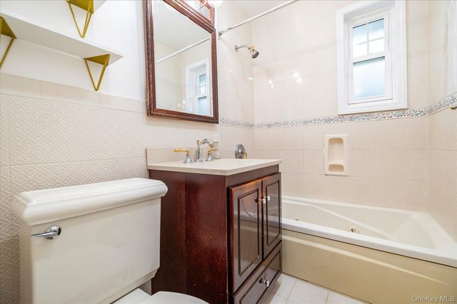 22930 Kingsbury Avenue upper, Oakland Gardens, NY 11364