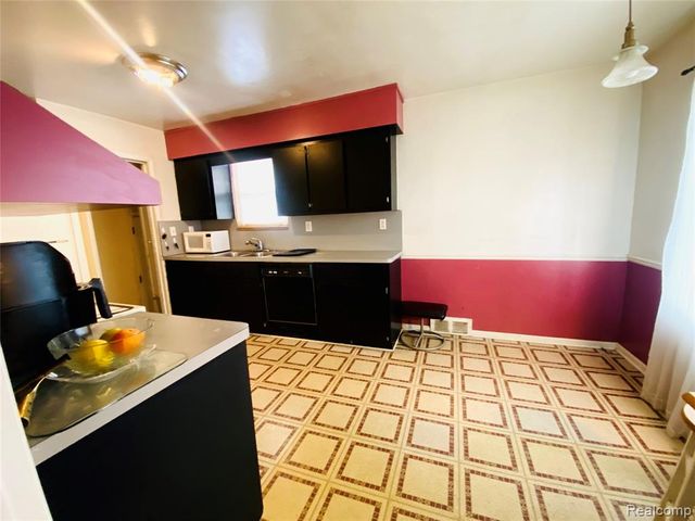 17334 Sprenger Avenue, Eastpointe, MI 48021