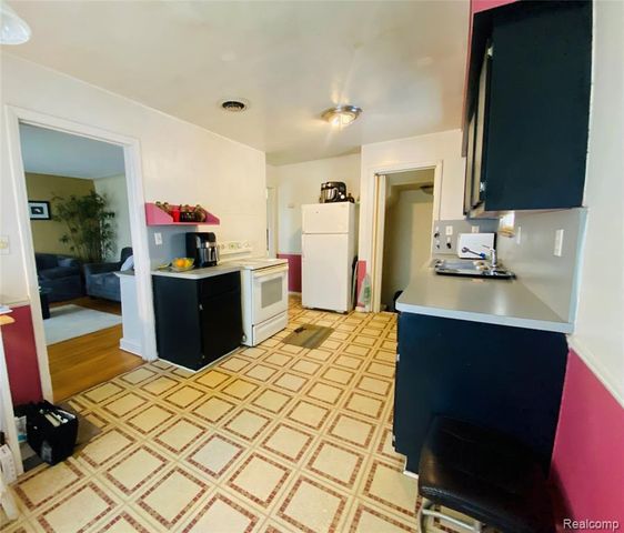 17334 Sprenger Avenue, Eastpointe, MI 48021