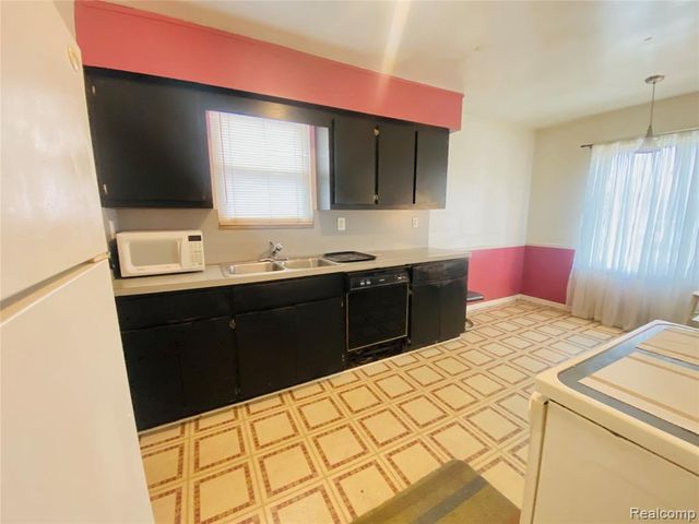 17334 Sprenger Avenue, Eastpointe, MI 48021