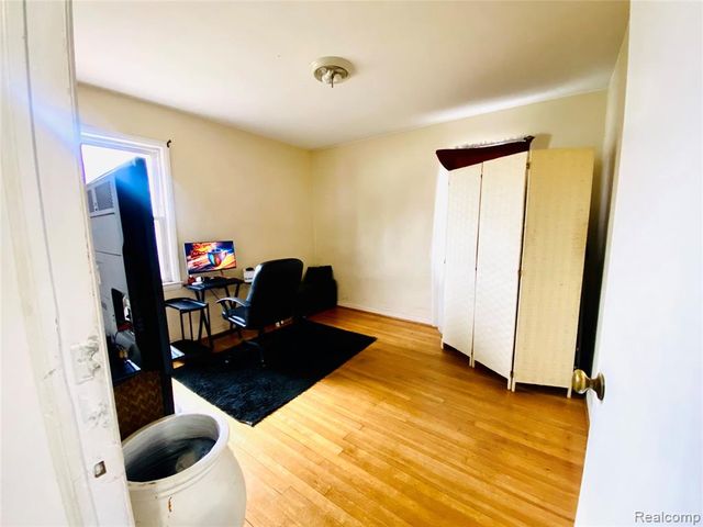 17334 Sprenger Avenue, Eastpointe, MI 48021