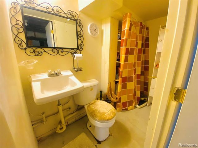 17334 Sprenger Avenue, Eastpointe, MI 48021