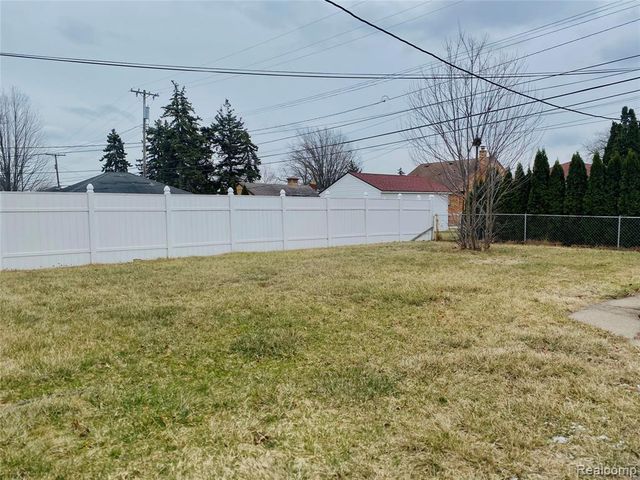 17334 Sprenger Avenue, Eastpointe, MI 48021