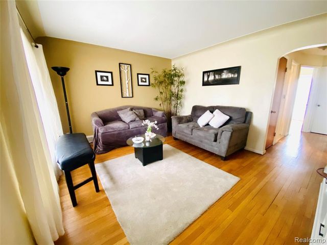 17334 Sprenger Avenue, Eastpointe, MI 48021