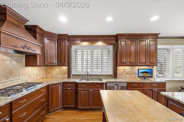 1672 Devonshire Drive, Troy, MI 48098