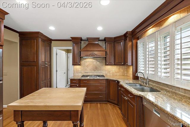 1672 Devonshire Drive, Troy, MI 48098