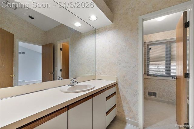 1672 Devonshire Drive, Troy, MI 48098