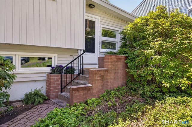 122 Corbin Road, Hamden, CT 06517