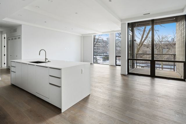 15 N Elizabeth Street 201, Chicago, IL 60607