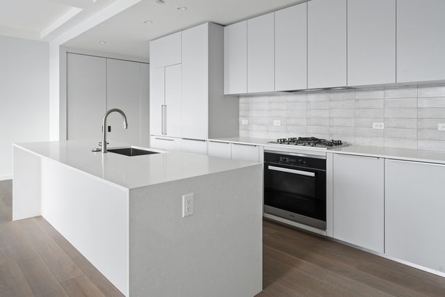 15 N Elizabeth Street 201, Chicago, IL 60607
