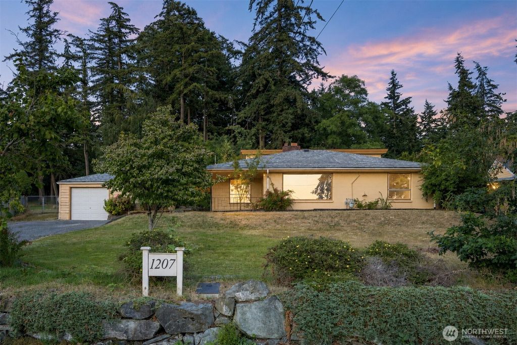 1207 32nd Street, Bellingham, WA 98225