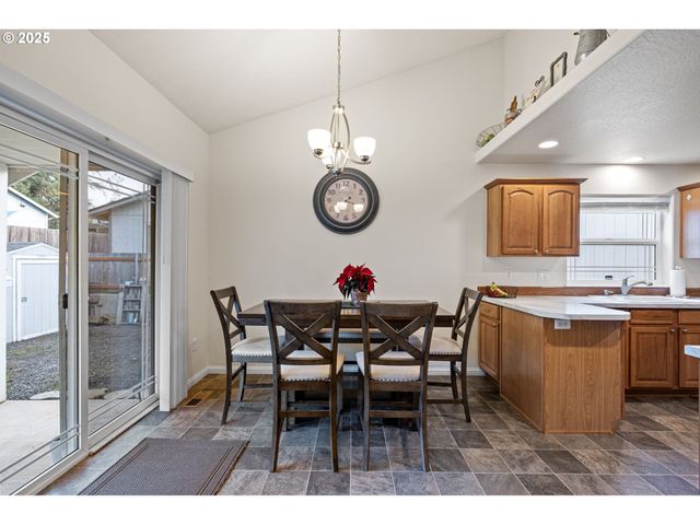 1904 S 6TH St, Cottage Grove, OR 97424