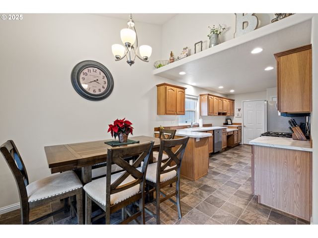 1904 S 6TH St, Cottage Grove, OR 97424