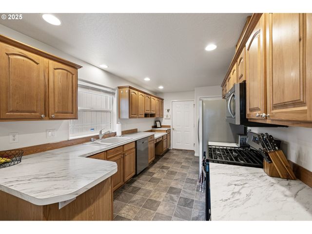 1904 S 6TH St, Cottage Grove, OR 97424