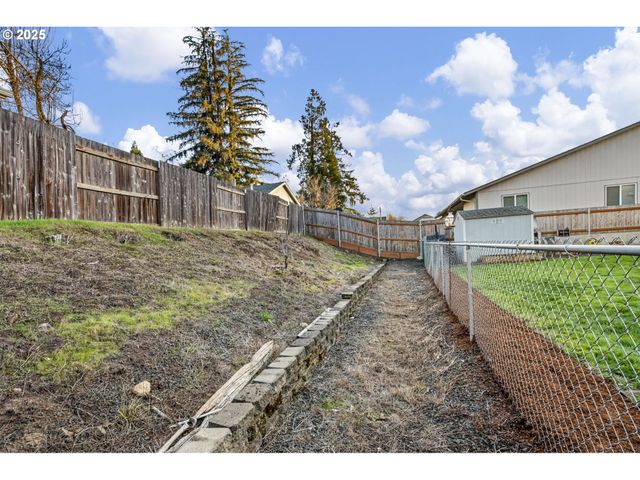 1904 S 6TH St, Cottage Grove, OR 97424