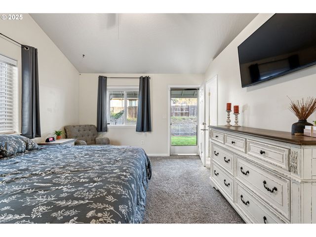 1904 S 6TH St, Cottage Grove, OR 97424