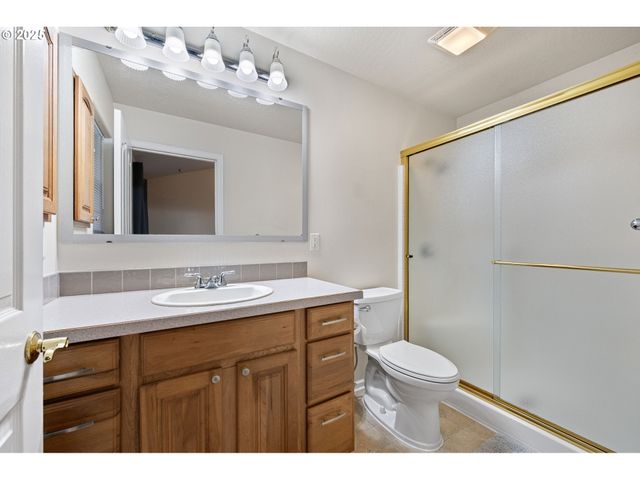 1904 S 6TH St, Cottage Grove, OR 97424