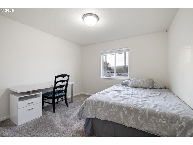 1904 S 6TH St, Cottage Grove, OR 97424