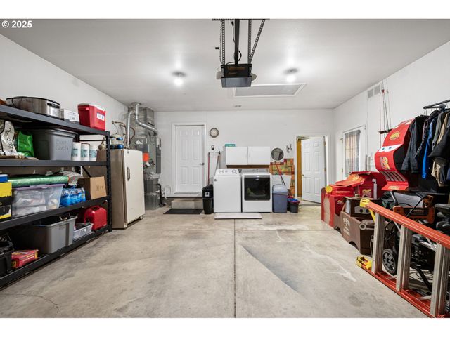 1904 S 6TH St, Cottage Grove, OR 97424