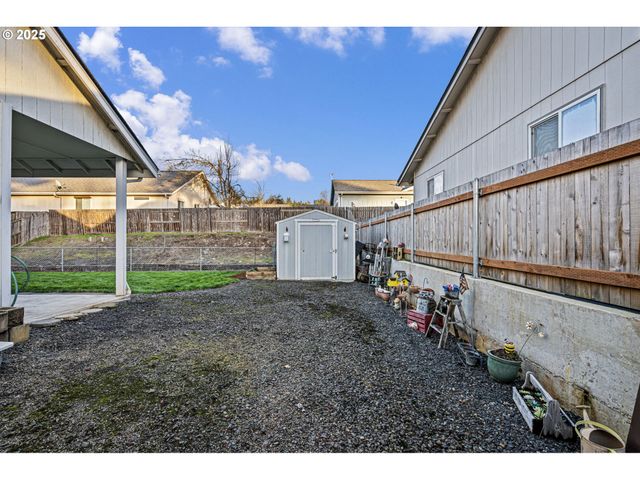 1904 S 6TH St, Cottage Grove, OR 97424