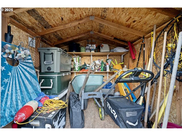 1904 S 6TH St, Cottage Grove, OR 97424