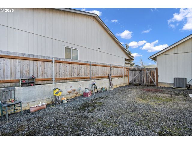 1904 S 6TH St, Cottage Grove, OR 97424