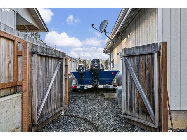 1904 S 6TH St, Cottage Grove, OR 97424