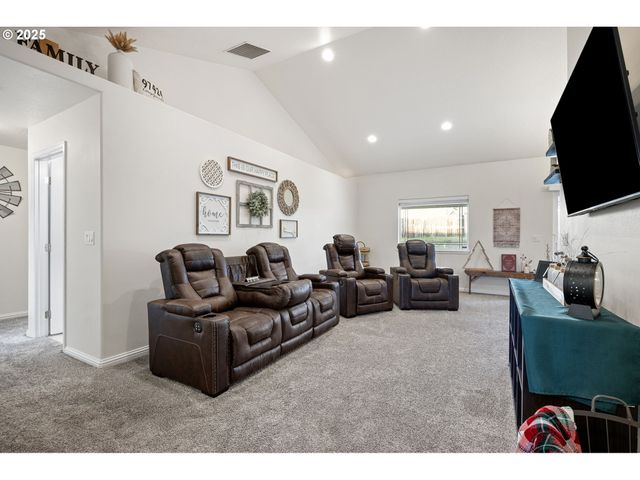 1904 S 6TH St, Cottage Grove, OR 97424