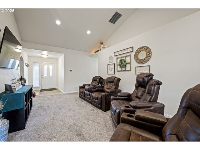 1904 S 6TH St, Cottage Grove, OR 97424